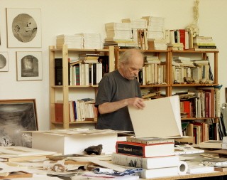 François Heaulmé dans l'atelier. Photographie de Serge Briffaud